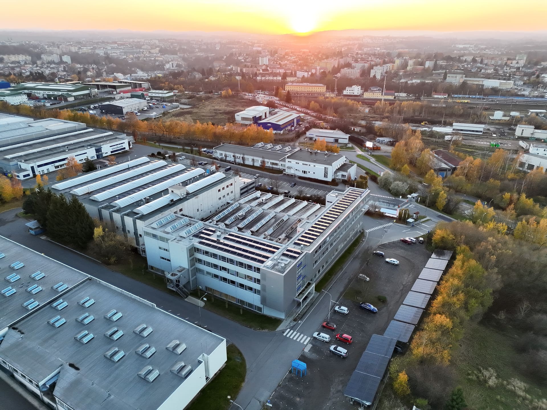 Kolektor Tesla · FVE, fasáda a carporty, fotografie 1