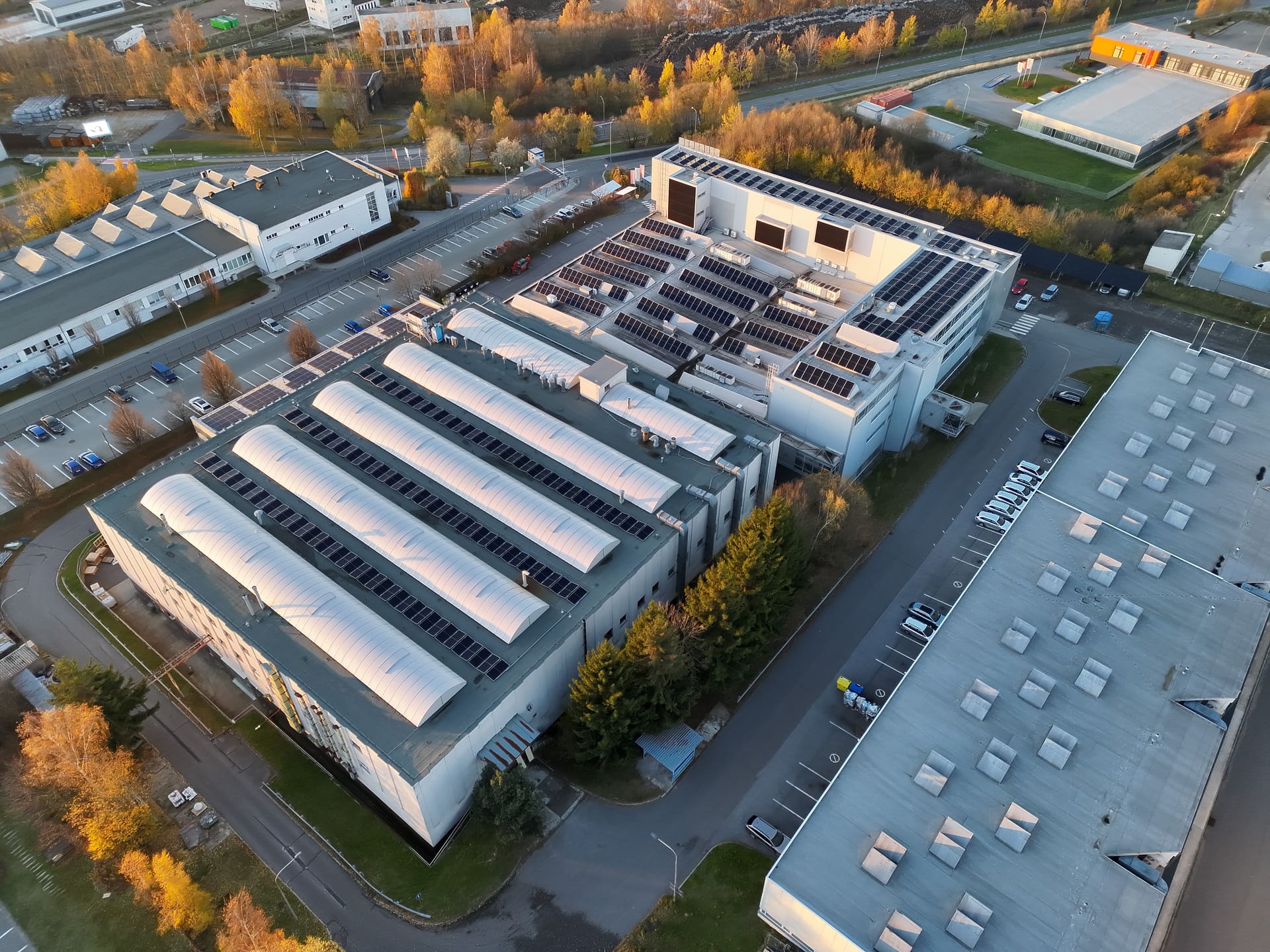 Kolektor Tesla · FVE, fasáda a carporty, fotografie 3