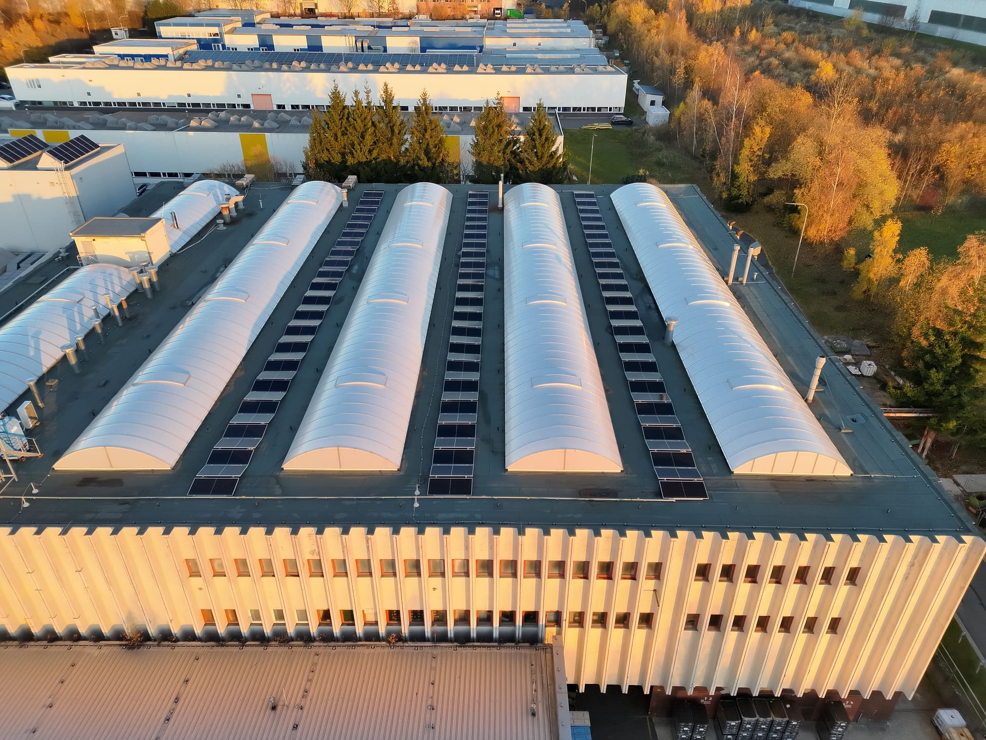 Kolektor Tesla · FVE, fasáda a carporty, fotografie 6