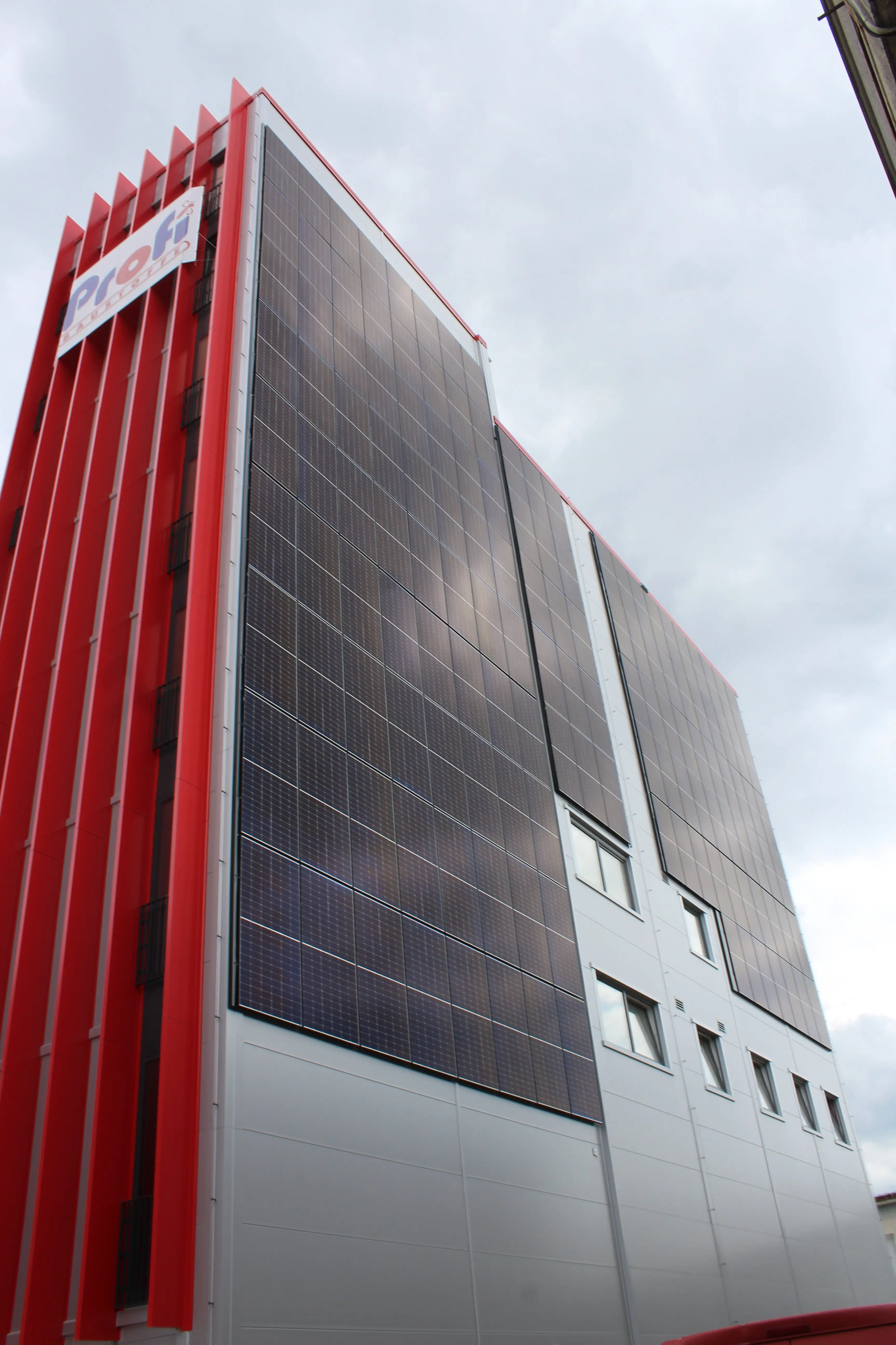 Fotovoltaická fasáda na průmyslovém objektu
