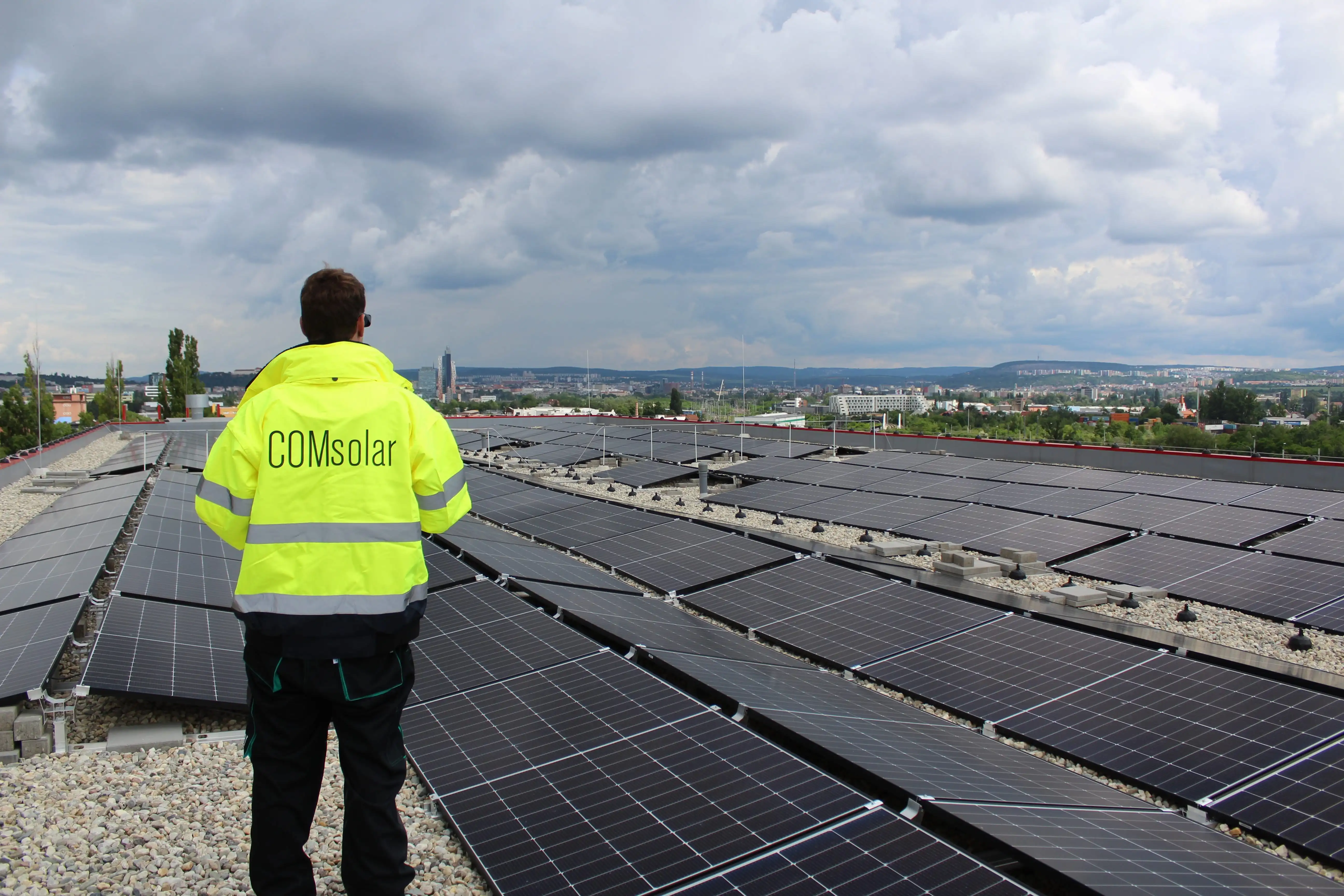 Fotovoltaické panely na střeše budovy