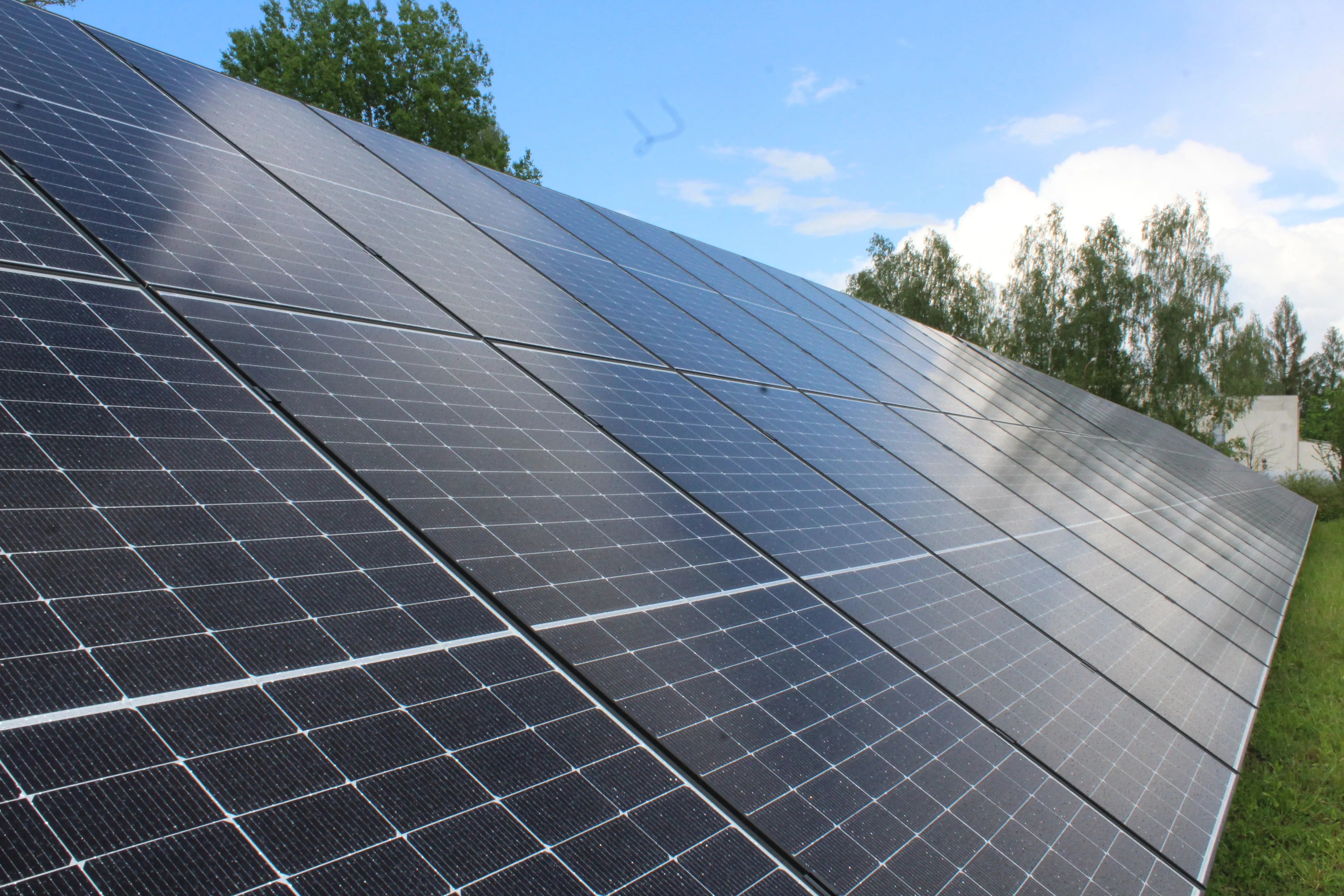 Detail fotovoltaického panelu na pozemní realizaci