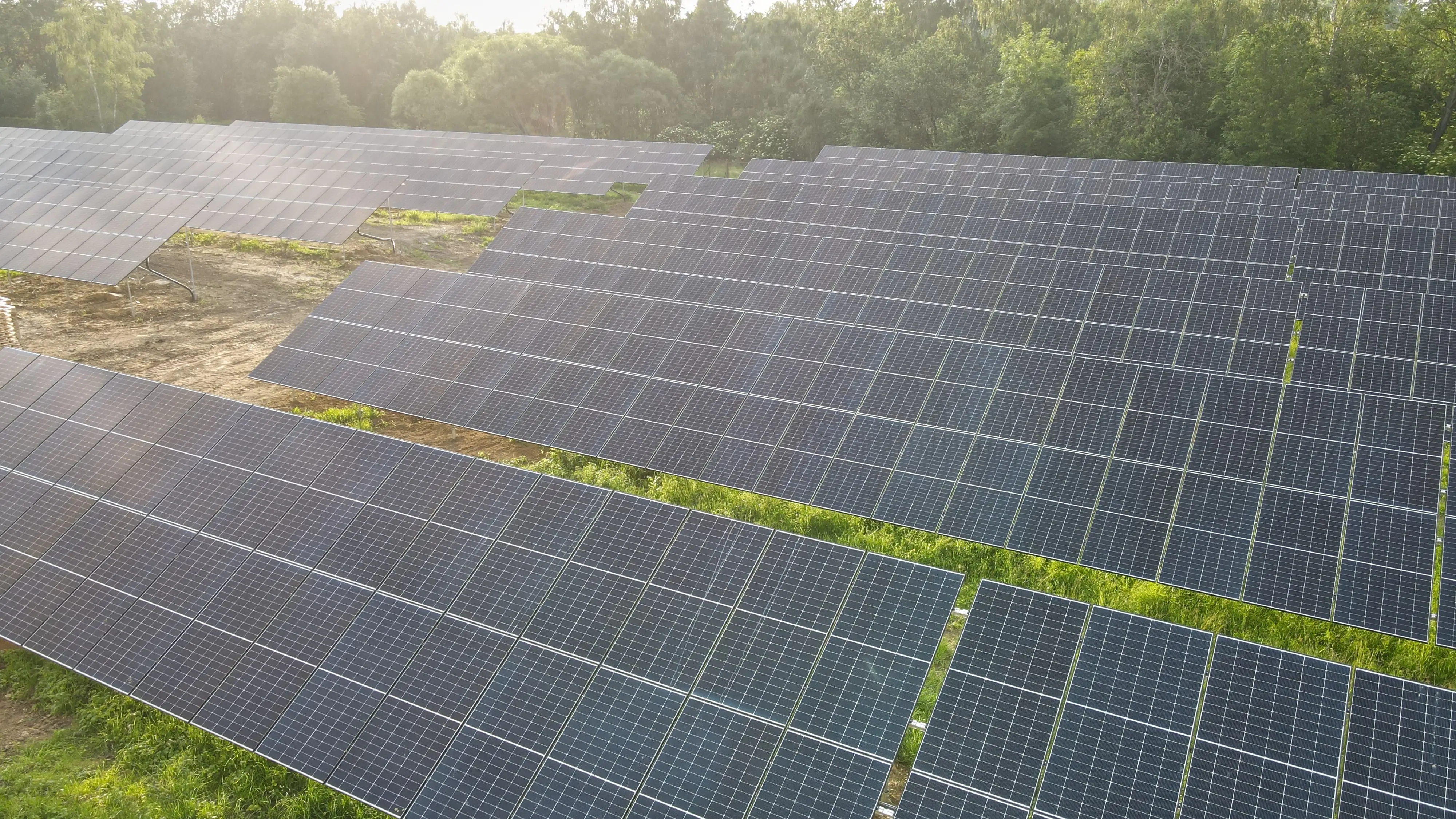 Instalace pozemní fotovoltaické elektrárny