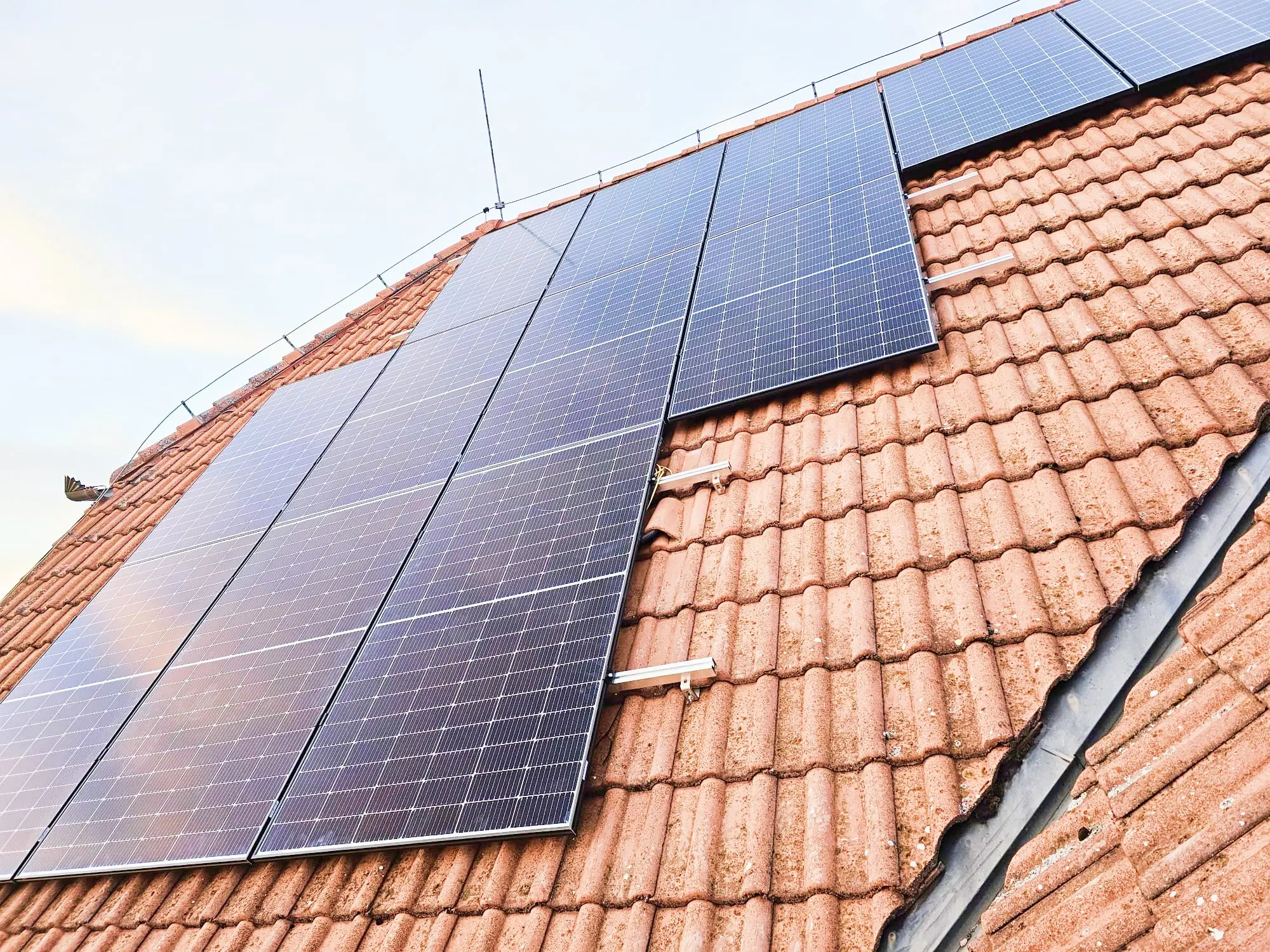 Detail fotovoltaických panelů na střeše radnice obce Blatnička
