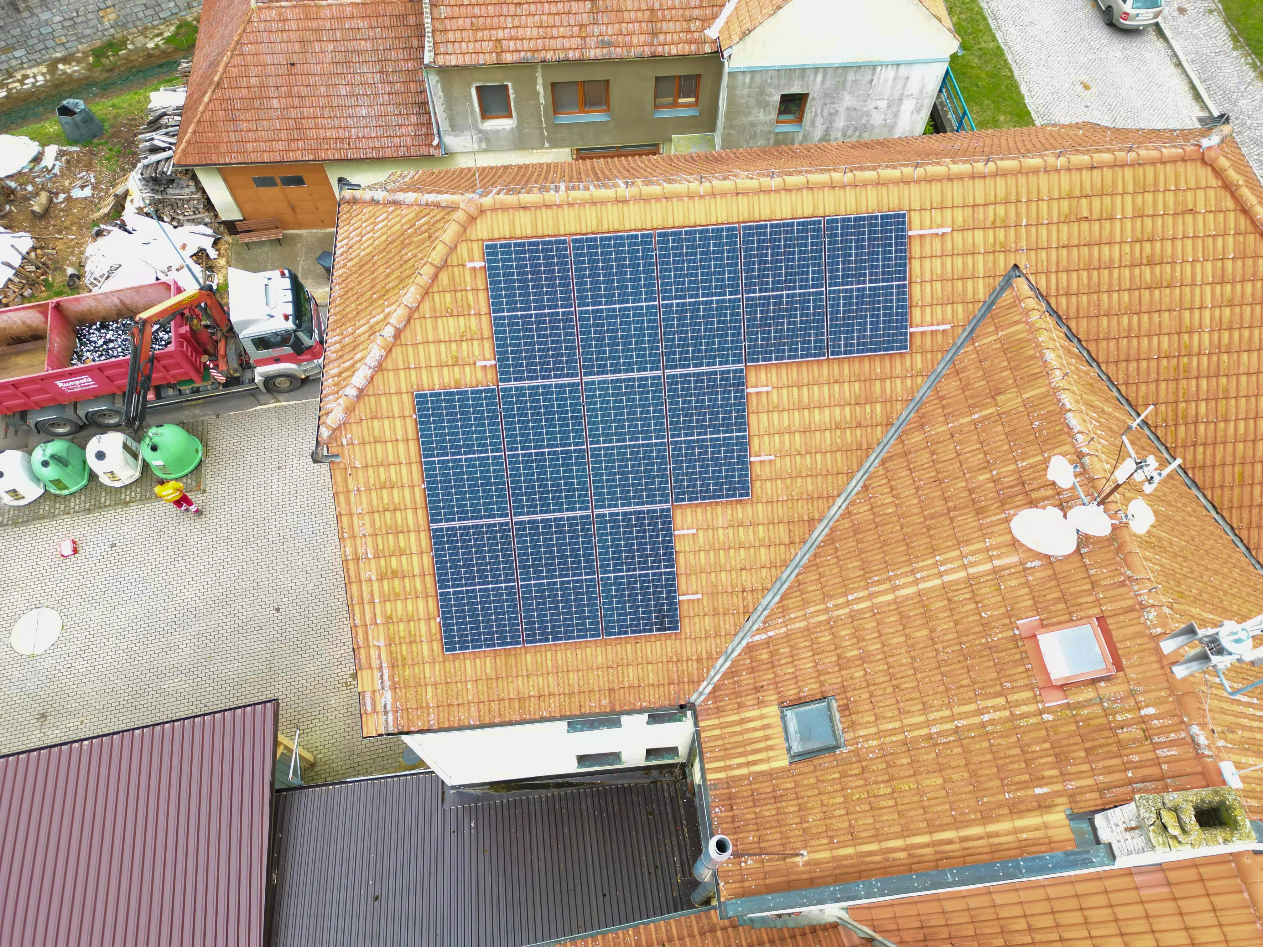 Fotovoltaická elektrárna od společnosti COM Solar na střeše radnice v obci Blatnička.