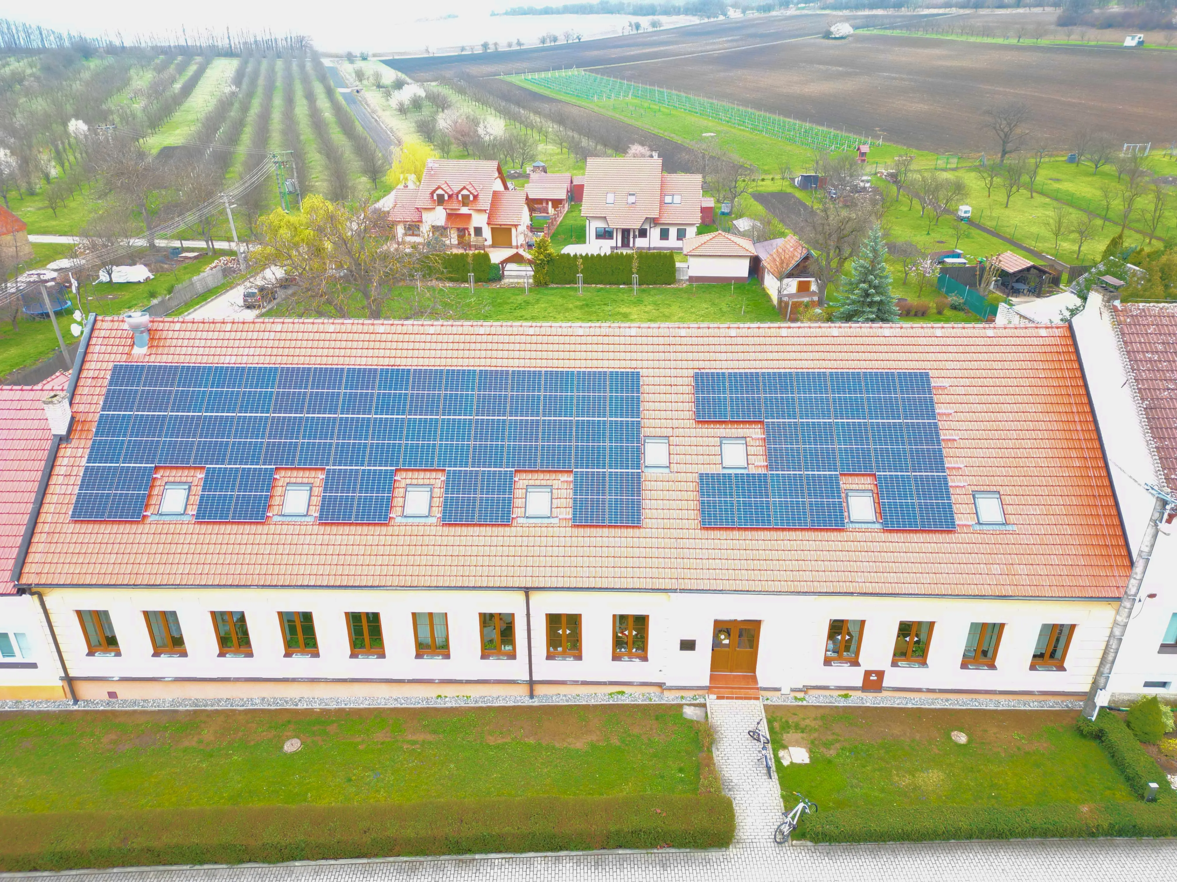 Objekt Tradice Slovácka v obci Blatnička s fotovoltaikou od společnosti COM Solar