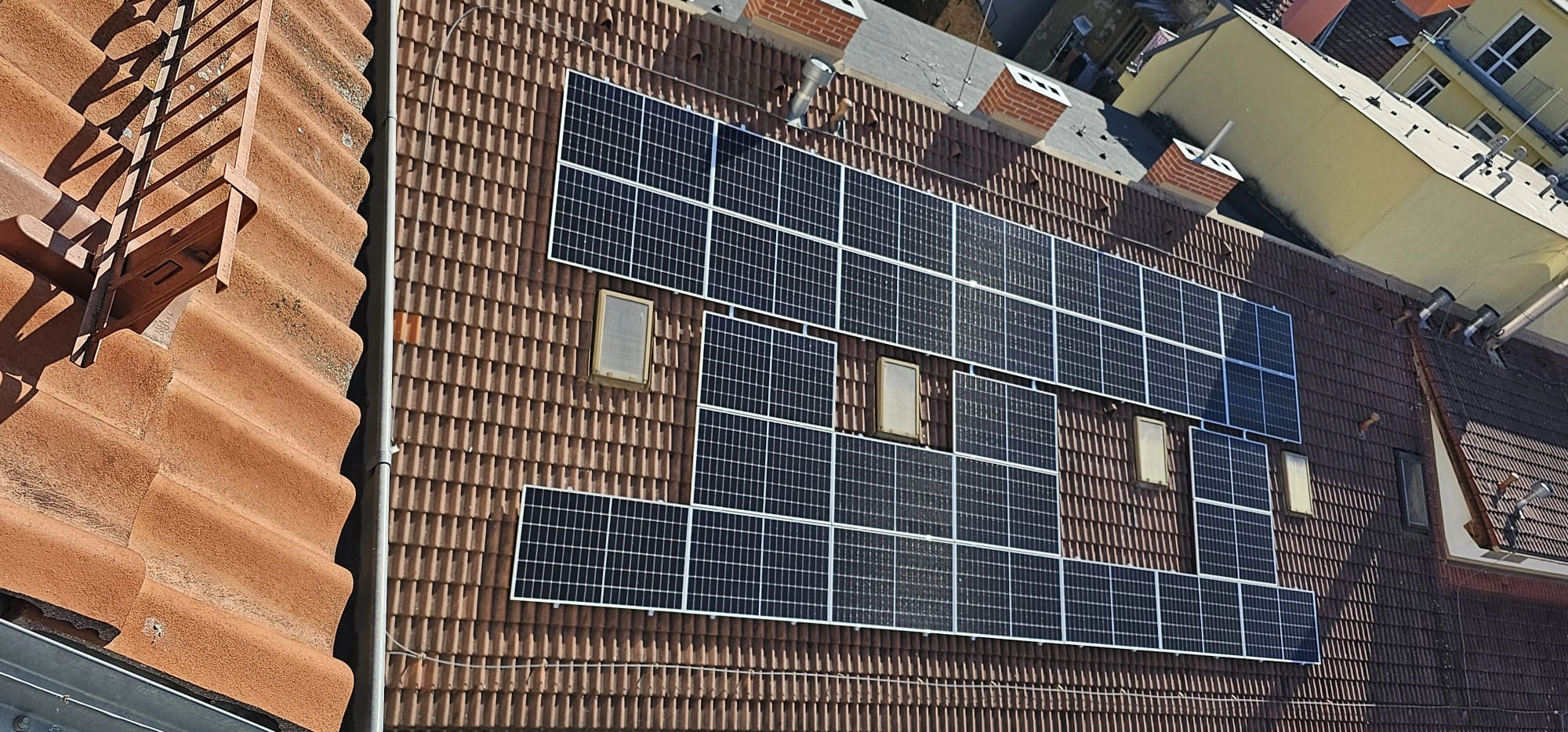 Fotovoltaické panely Hotelu Pyramida od COM Solar