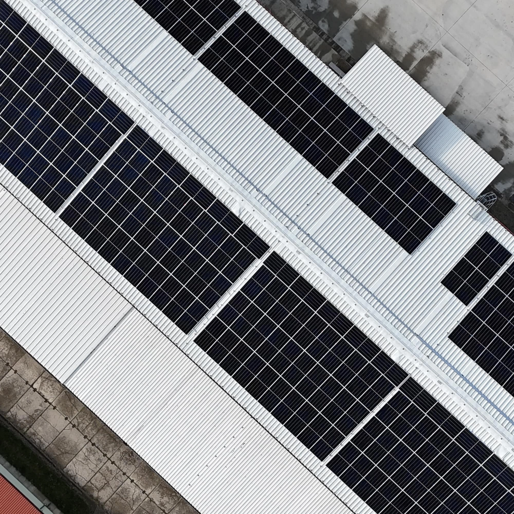 Detailní fotografie solárních panelů od naší společnosti COM Solar na střeše firmy Seant Horses s.r.o.