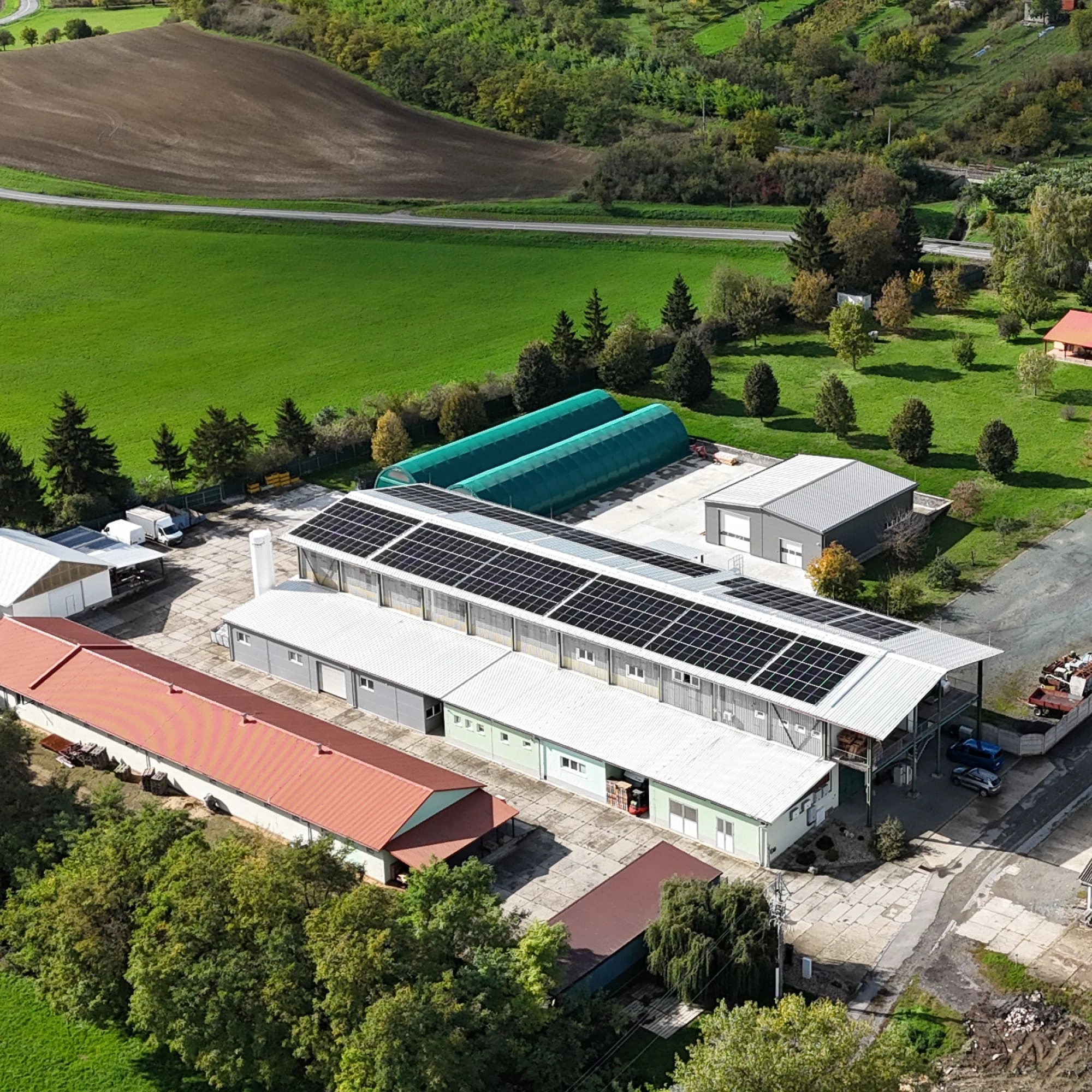 Budova společnosti Seant Horses s naší fotovoltaikou